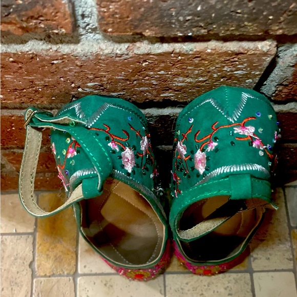 TWO LIPS Shoes BALLEY STYLE Flats with Straps Size 8 Green with Sparkle SO CUTE - Picture 2 of 8